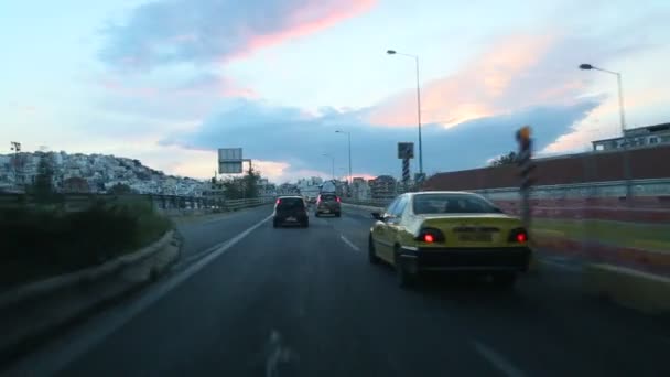 Köra på en motorväg i kväll Aten — Stockvideo