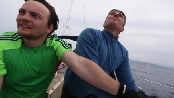 Zeilers deelnemen aan zeilregatta — Stockvideo