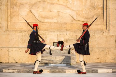 Meçhul asker mezarı koruyan evzones