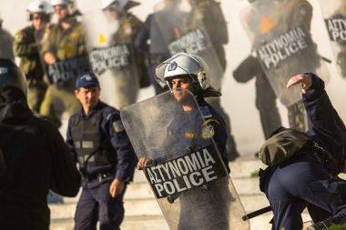 Kalkanları ile çevik kuvvet polisi