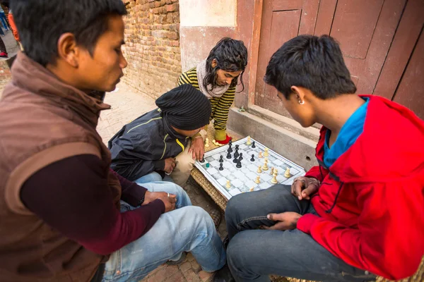 Oidentifierade lokalbefolkningen spelar schack — Stockfoto