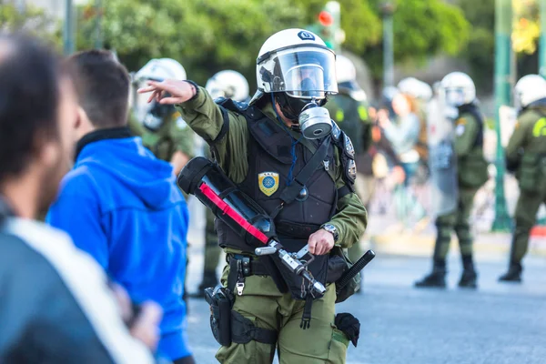 Policía antidisturbios a cubierto —  Fotos de Stock