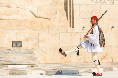 Meçhul asker mezarı koruyan evzone