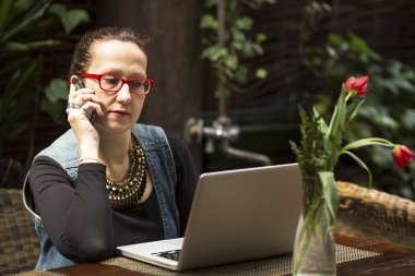 dizüstü bilgisayar ile oturup iş kadını