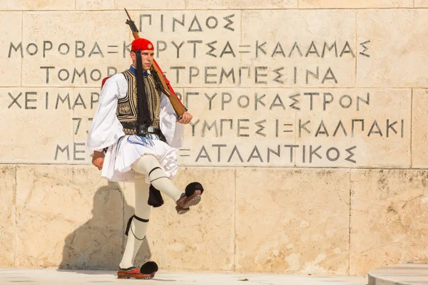 Evzone gardant la tombe du soldat inconnu — Photo