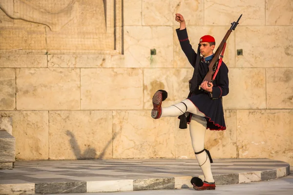 Evzone guarding the Tomb of the Unknown Soldier — Stock Photo, Image
