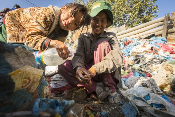 Enfant non identifié et son parent — Photo