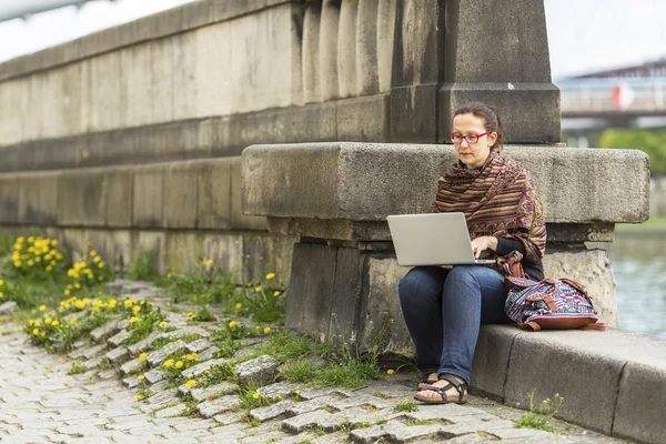 Mujer joven trabajando en el ordenador portátil —  Fotos de Stock