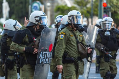 Kalkanları ile çevik kuvvet polisi