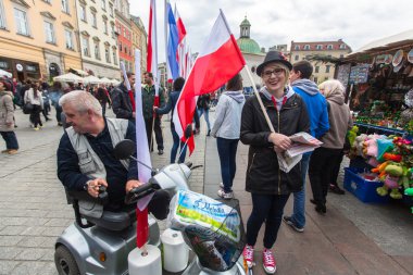 Polonya Cumhuriyeti bayrağı gündüz