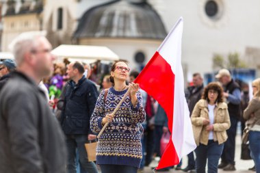 Polonya Cumhuriyeti bayrağı gündüz