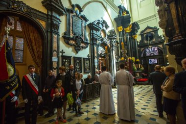 Ciddi bir kilise hizmeti sırasında