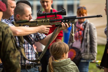 Askeri gösteri sırasında kimliği belirsiz kişi