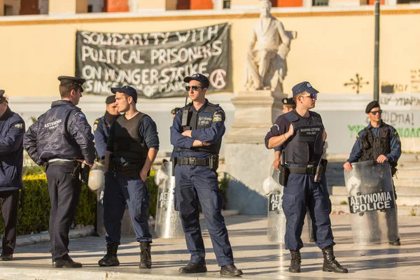 Policía antidisturbios con sus escudos —  Fotos de Stock
