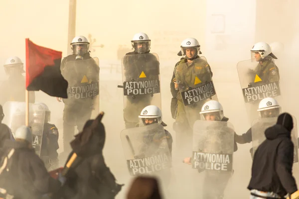 Policía antidisturbios con sus escudos — Foto de Stock