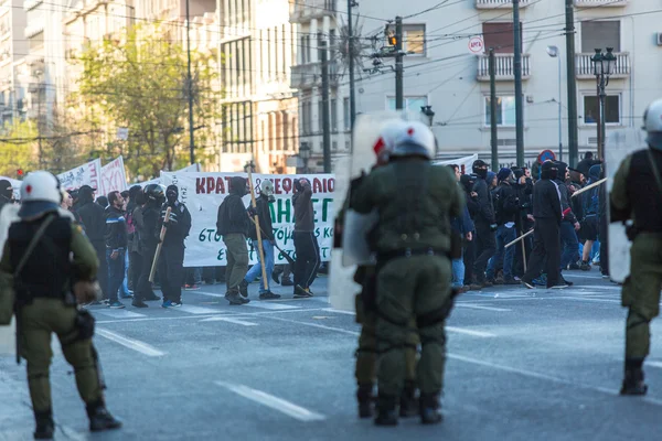 Rohamrendőrség pajzsaikkal — Stock Fotó