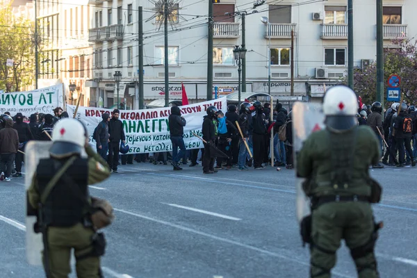 Policía antidisturbios con sus escudos — Foto de Stock