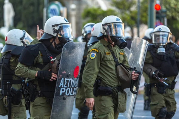 Pořádkové policie s jejich štíty — Stock fotografie