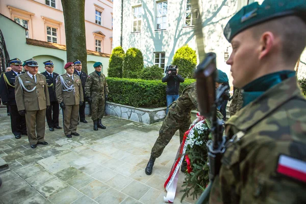 Om blommor till monumentet till Hugo Kollataj — Stockfoto