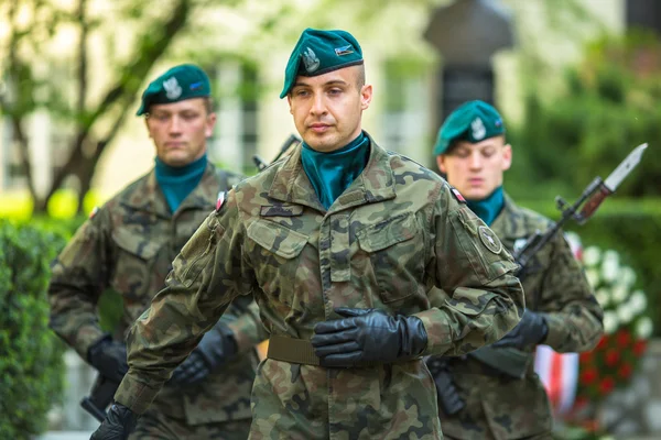 Polska soldater vid ceremoni i om blommor — Stockfoto