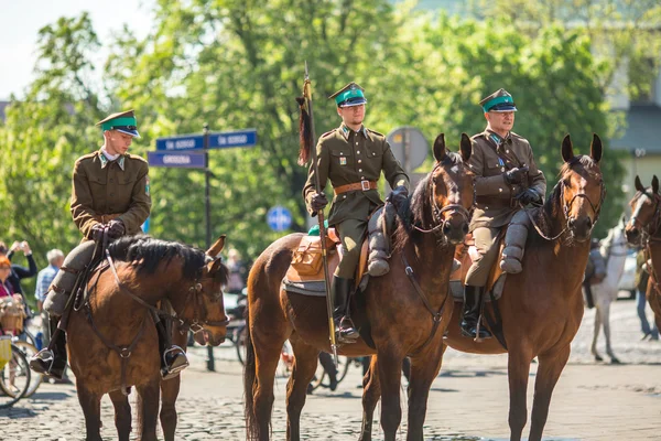 Polnische Kavallerie feiert Verfassungserklärung — Stockfoto