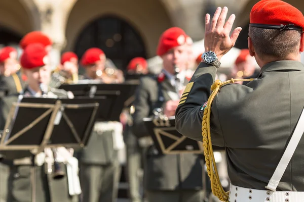 Военный оркестр на главной площади Кракова — стоковое фото