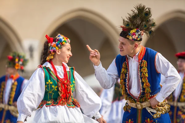 Polnisches Folklorekollektiv auf dem Hauptplatz — Stockfoto