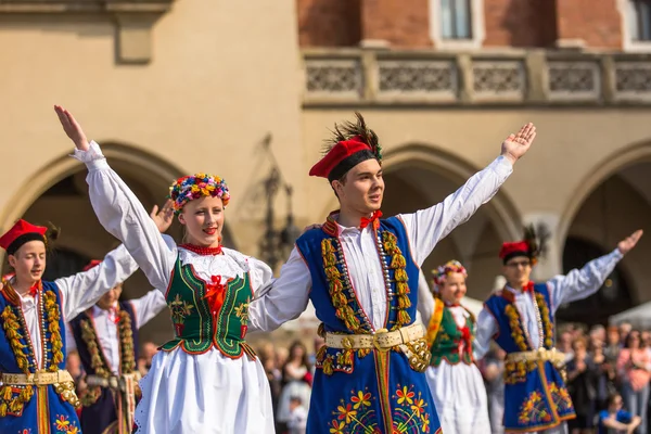 Polnisches Folklorekollektiv auf dem Hauptplatz — Stockfoto