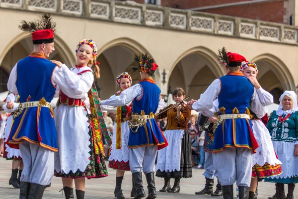 Польский народный коллектив на главной площади — стоковое фото