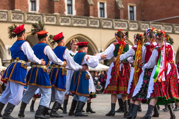 メイン広場に集合的なポーランド民謡 — ストック写真
