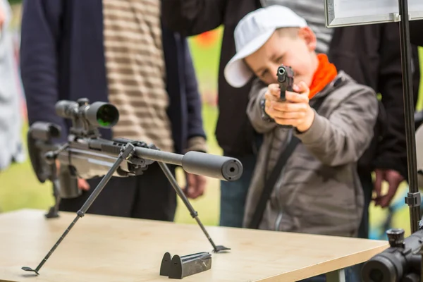 Unidentified child during demonstration of the military — Stock Photo, Image