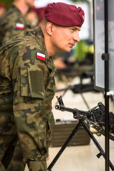 Польский солдат во время демонстрации — стоковое фото