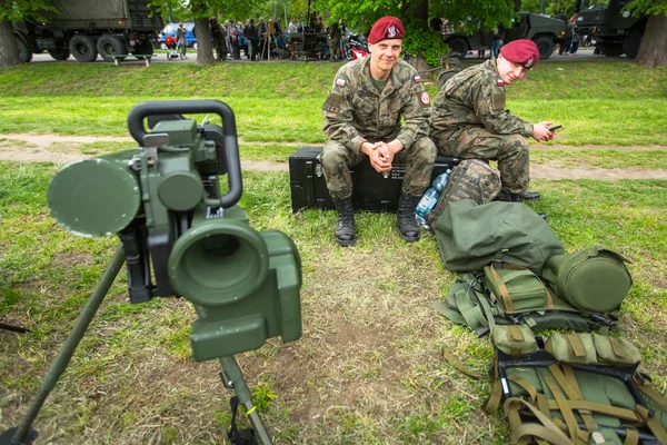 Polští vojáci během demonstrace vojenské — Stock fotografie