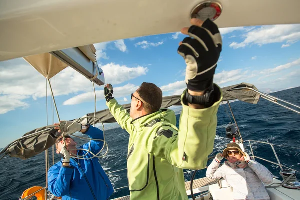 Los marineros participan en regata de vela —  Fotos de Stock