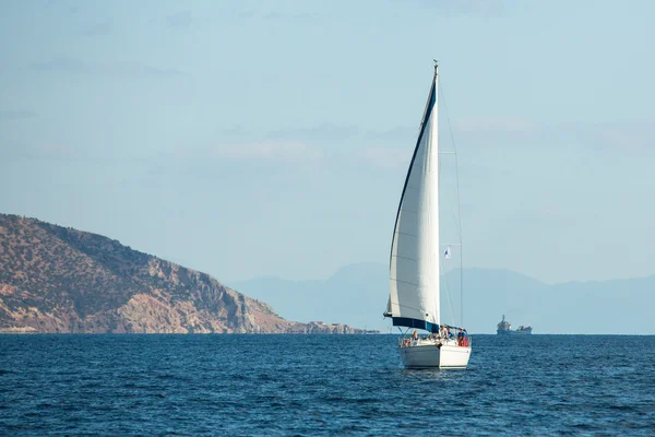 Segelboot nimmt an Segelregatta teil — Stockfoto