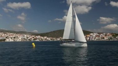 Denizciler yelkenli yarışlarına katılıyorlar.
