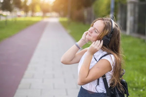 Linda chica disfrutando de la música — Foto de Stock