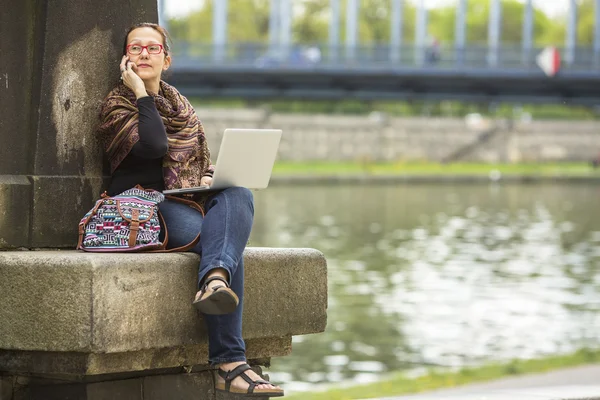 Jeune femme avec ordinateur portable — Photo