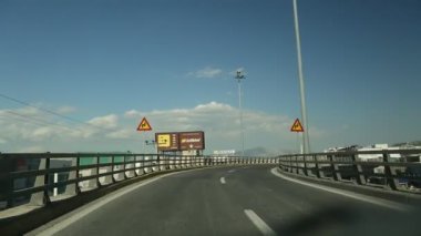 Atina'da bir otoyolda sürüş