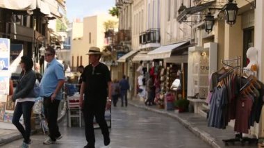 Eski şehirde alışveriş caddesi kalabalık.