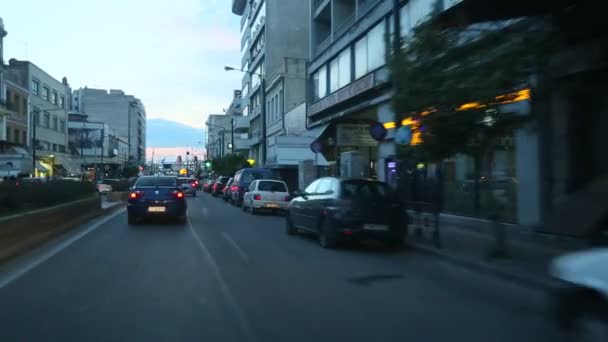 Kör på gatorna i Aten — Stockvideo