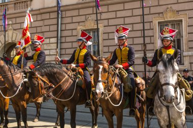 Kimliği belirsiz katılımcıları kutluyor Anayasa Bildirgesi