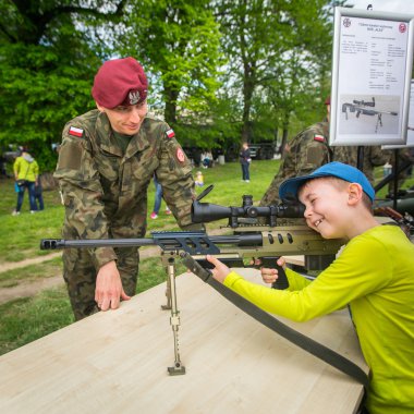 Askeri gösteri sırasında kimliği belirsiz çocuk