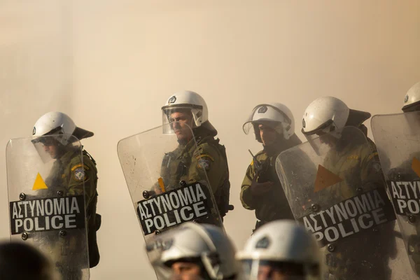 Police anti-émeute avec leurs boucliers — Photo