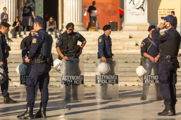 Oproerpolitie met hun schilden — Stockfoto