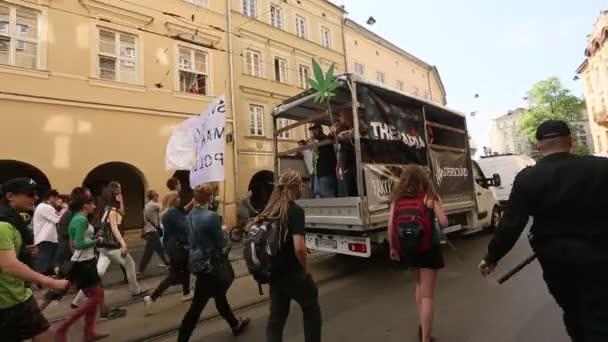 Marcha por la liberación del cannabis en Cracovia — Vídeo de stock