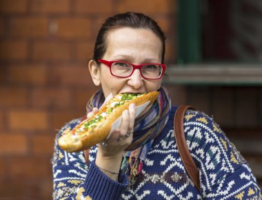 Genç kadın Lehçe hızlı-yemek yeme