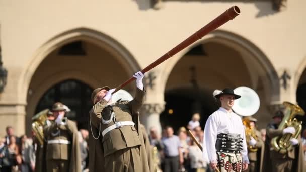 Military orchestra on main square of Krakow — Stock Video