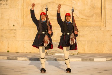 meçhul asker mezarı koruyan evzones