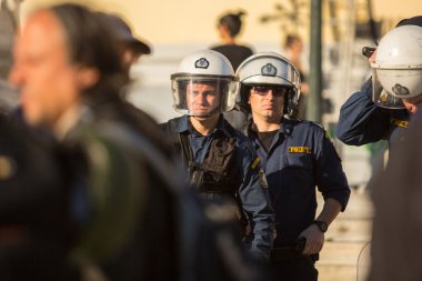 Kalkanları ile çevik kuvvet polisi